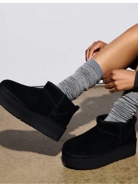 UGG Ultra Mini Platform Boots Black Suede Cozy Slippers – Size 7 GUC